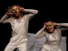 Nastopajoča v ekspresivnih pozah kot par pošasti.